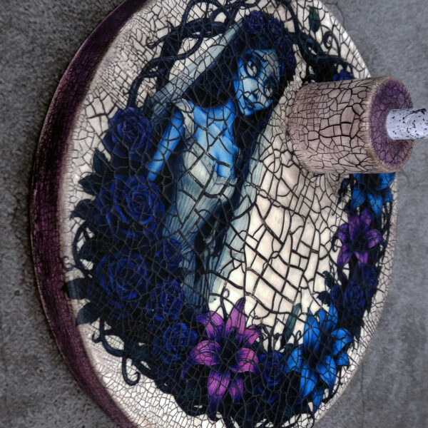 Peana de madera para muñecas Blythe (y muñecas similares, escala 1/6), con ilustración de Emily (La novia cadáver). Con efecto envejecido.