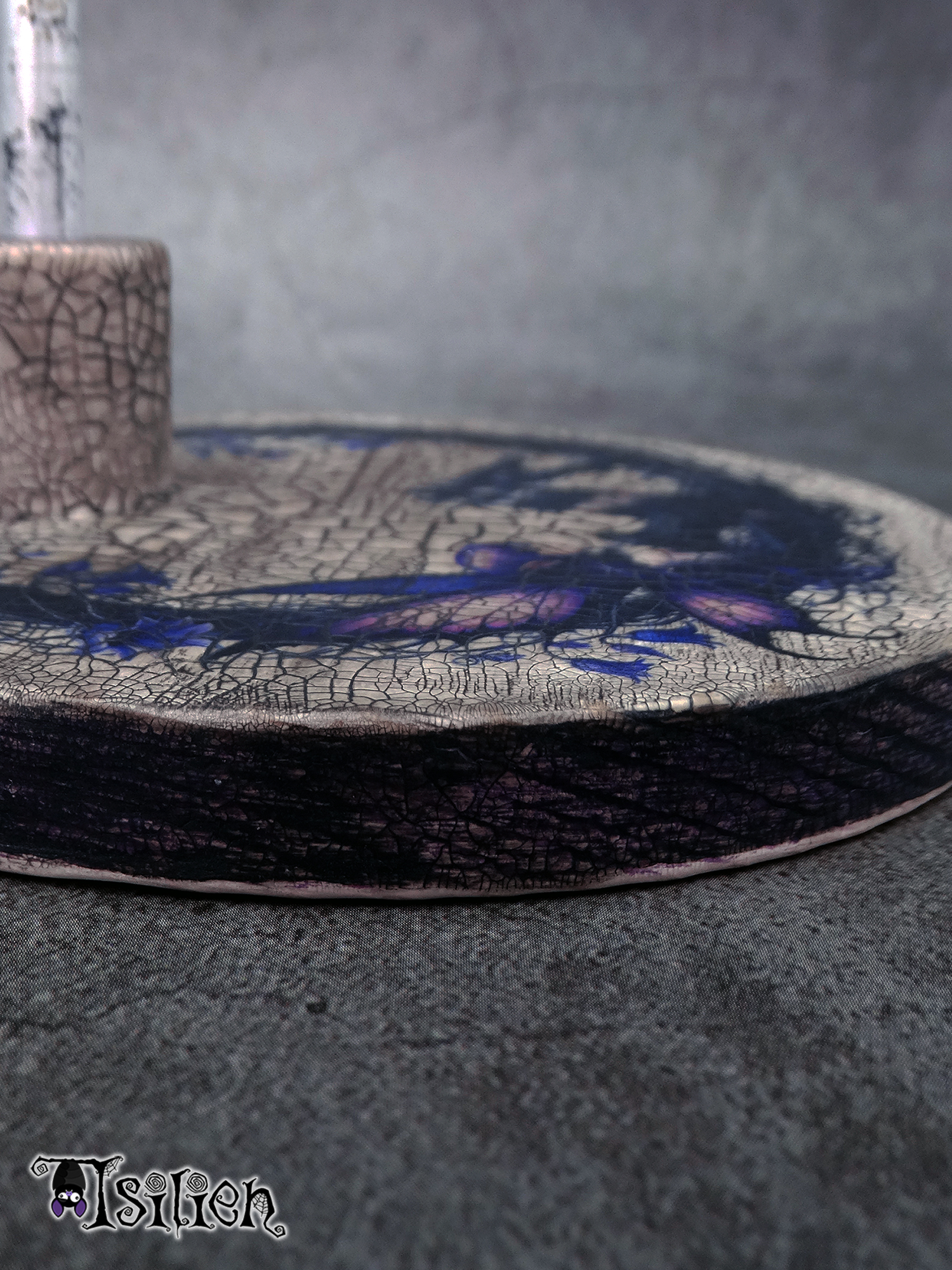 Peana de madera para muñecas Blythe (y muñecas similares, escala 1/6), con ilustración de hada de estilo gótico. Con efecto envejecido.