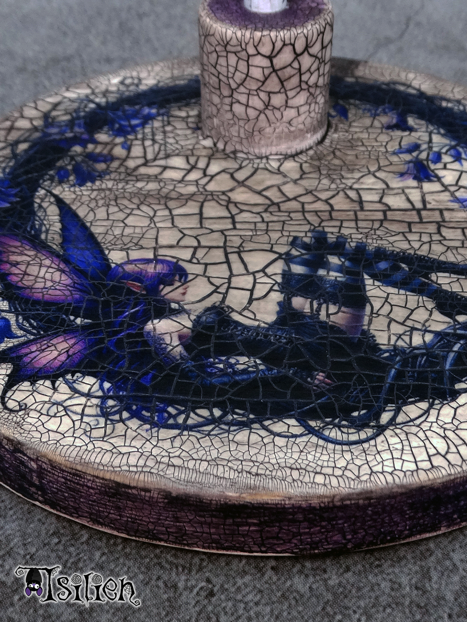 Peana de madera para muñecas Blythe (y muñecas similares, escala 1/6), con ilustración de hada de estilo gótico. Con efecto envejecido.