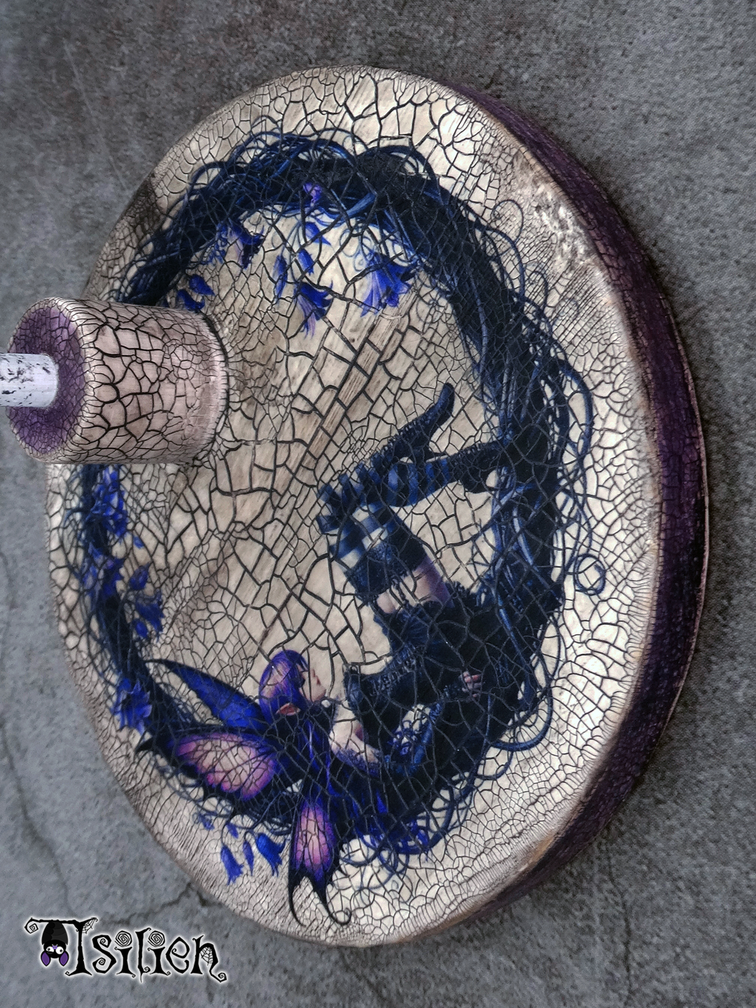 Peana de madera para muñecas Blythe (y muñecas similares, escala 1/6), con ilustración de hada de estilo gótico. Con efecto envejecido.