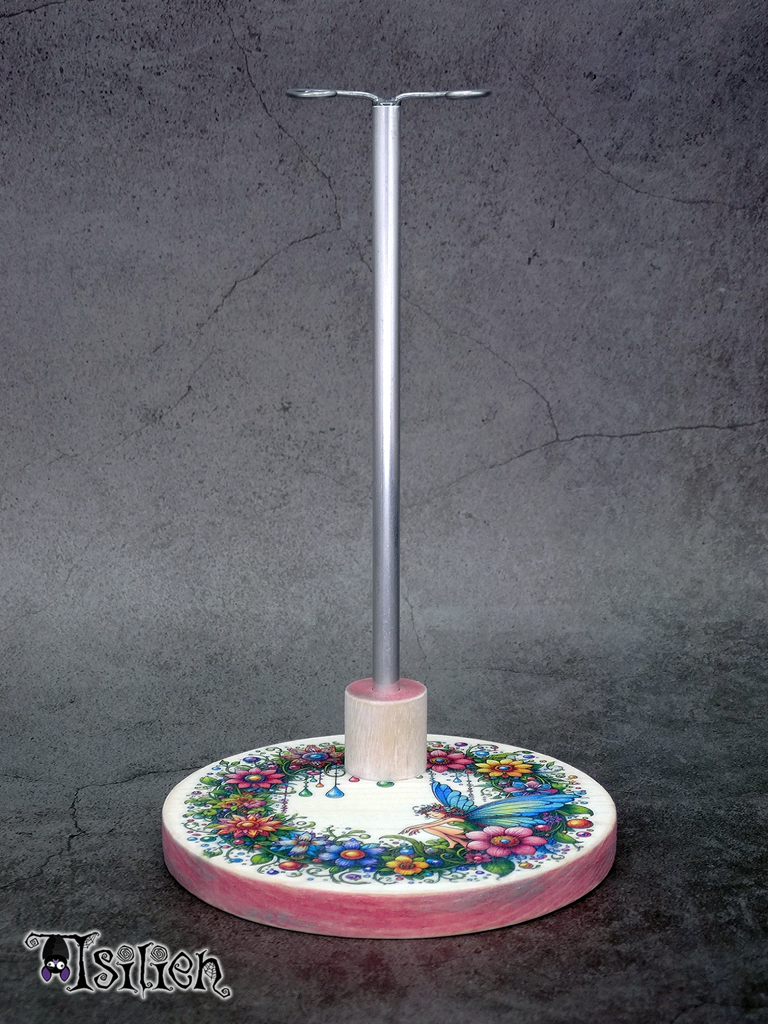 Peana de madera para muñecas Blythe (y muñecas similares, escala 1/6), con motivo de hada sentada en una enredadera con flores y lágrimas de cristal de colores.