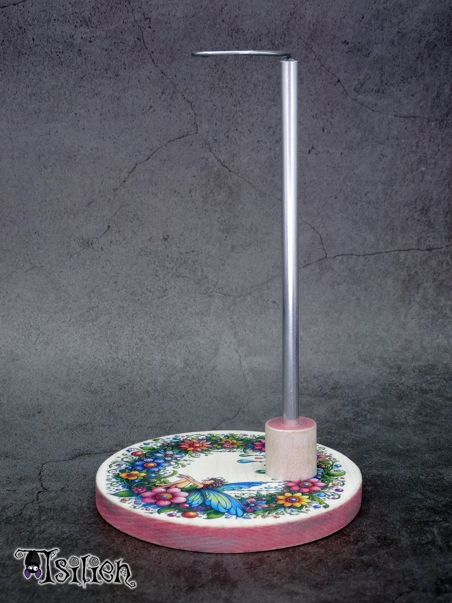 Peana de madera para muñecas Blythe (y muñecas similares, escala 1/6), con motivo de hada sentada en una enredadera con flores y lágrimas de cristal de colores.