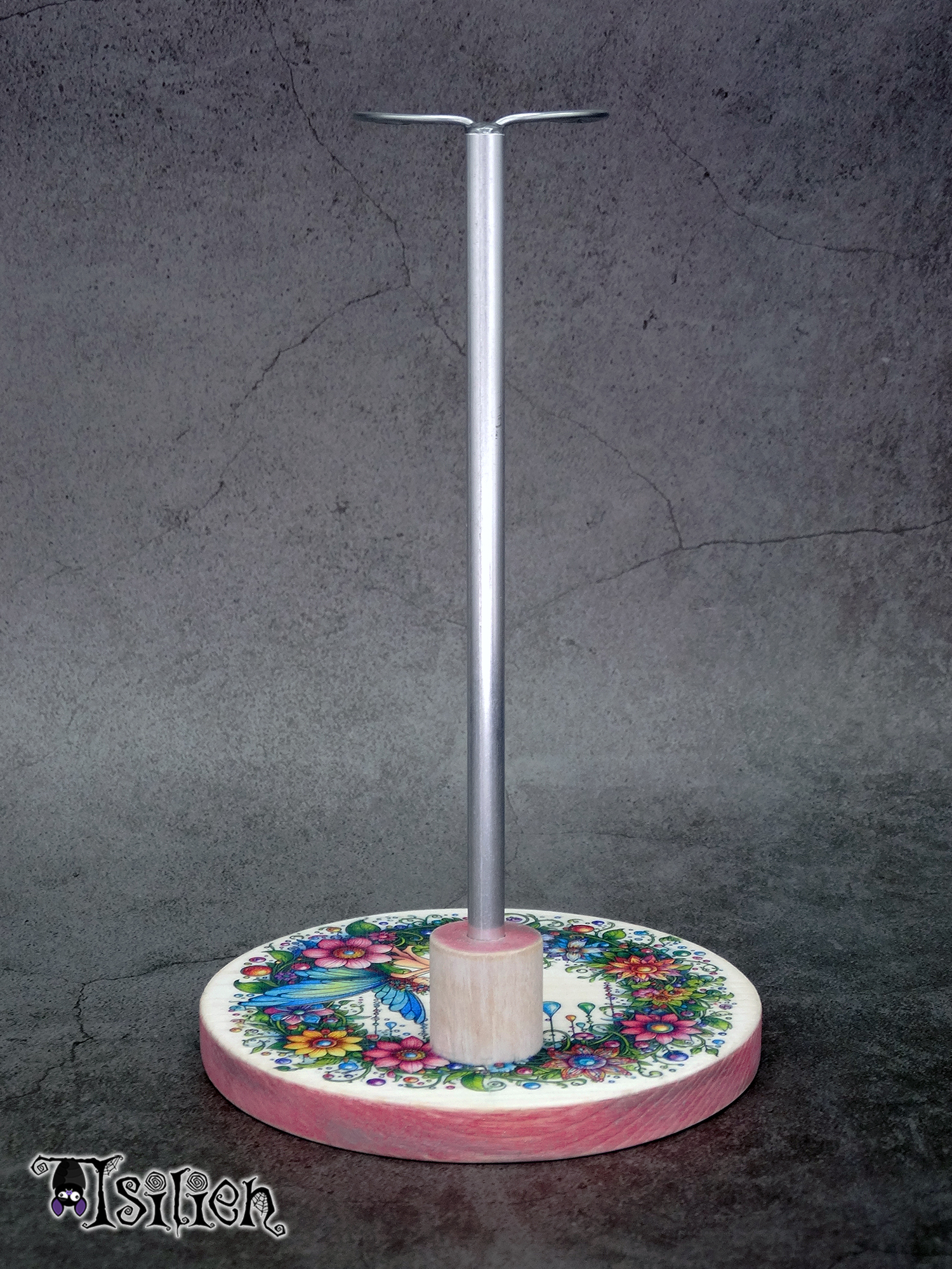 Peana de madera para muñecas Blythe (y muñecas similares, escala 1/6), con motivo de hada sentada en una enredadera con flores y lágrimas de cristal de colores.