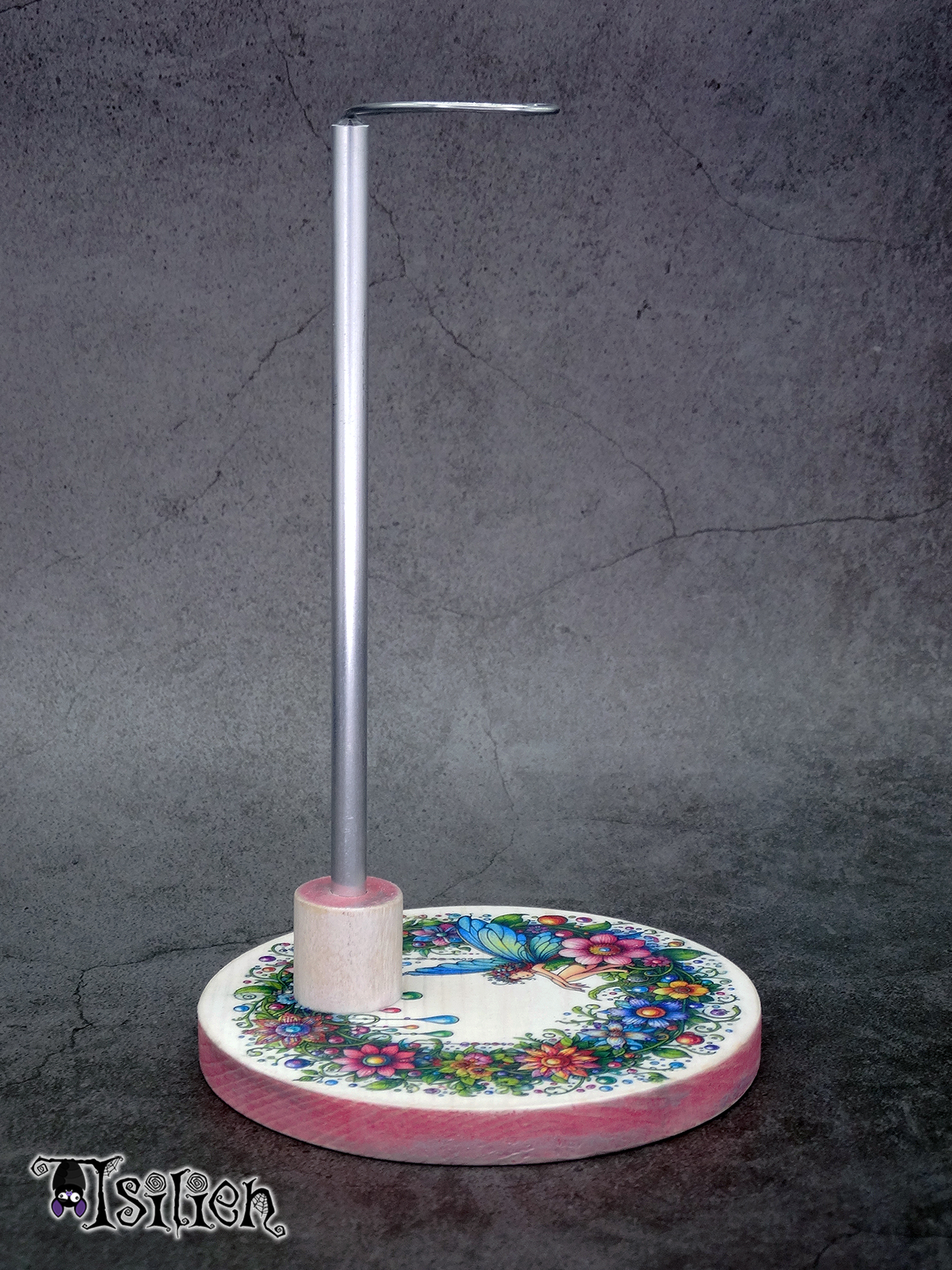 Peana de madera para muñecas Blythe (y muñecas similares, escala 1/6), con motivo de hada sentada en una enredadera con flores y lágrimas de cristal de colores.