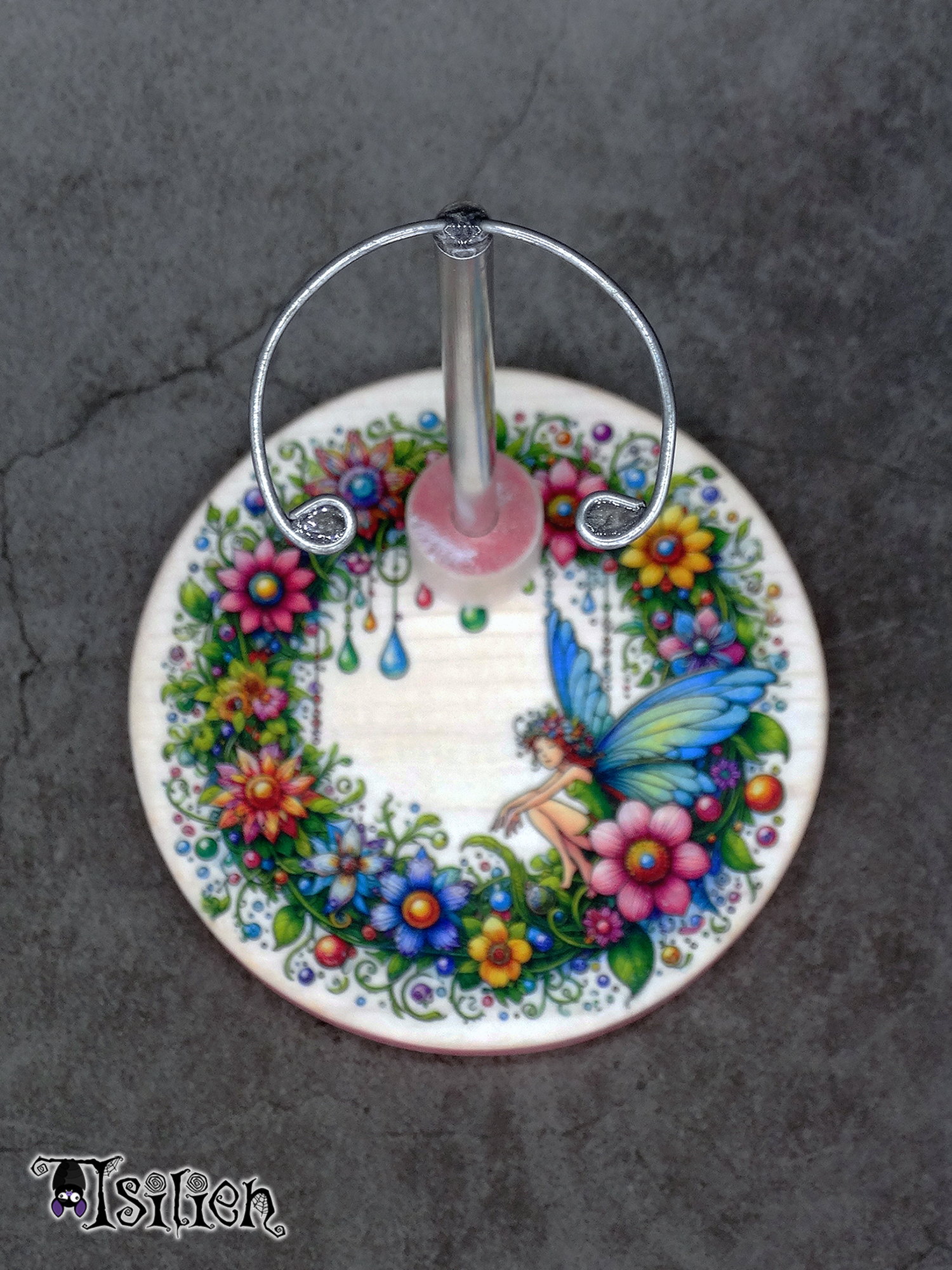 Peana de madera para muñecas Blythe (y muñecas similares, escala 1/6), con motivo de hada sentada en una enredadera con flores y lágrimas de cristal de colores.