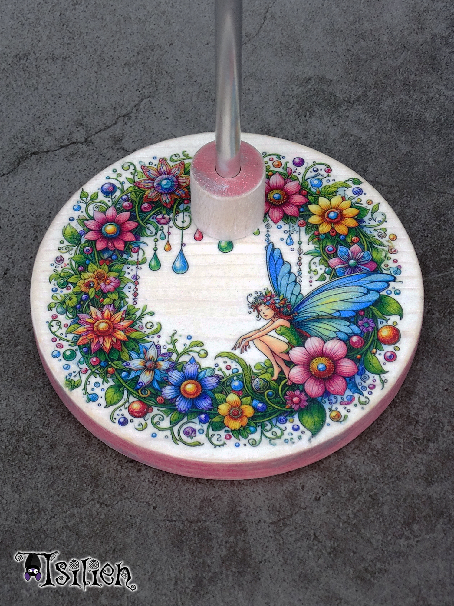 Peana de madera para muñecas Blythe (y muñecas similares, escala 1/6), con motivo de hada sentada en una enredadera con flores y lágrimas de cristal de colores.