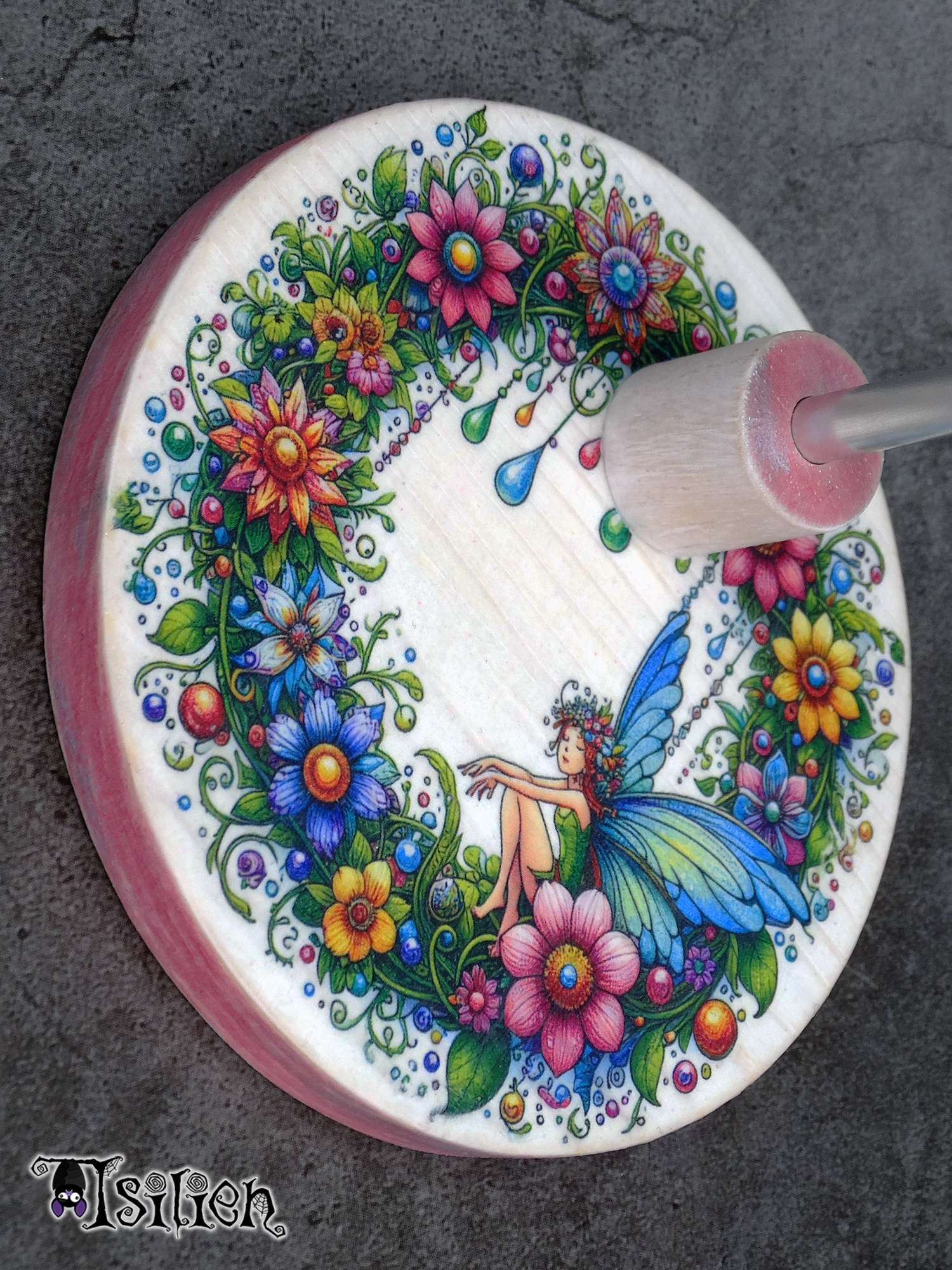 Peana de madera para muñecas Blythe (y muñecas similares, escala 1/6), con motivo de hada sentada en una enredadera con flores y lágrimas de cristal de colores.