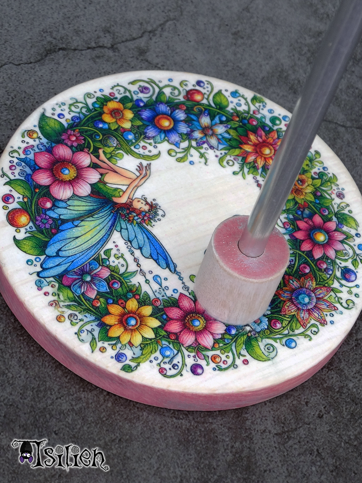 Peana de madera para muñecas Blythe (y muñecas similares, escala 1/6), con motivo de hada sentada en una enredadera con flores y lágrimas de cristal de colores.