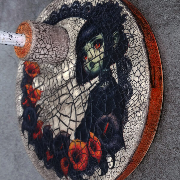 Peana de madera para muñecas Blythe (y muñecas similares, escala 1/6), con ilustración de niña de fantasía con piel verde y estilo gótico. Con efecto envejecido.