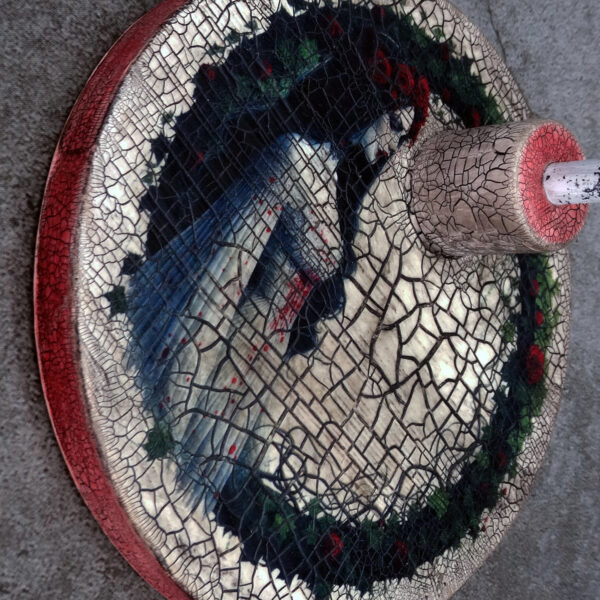 Peana de madera para muñecas Blythe (y muñecas similares, escala 1/6), con ilustración de dama vampiresa. Con efecto envejecido.