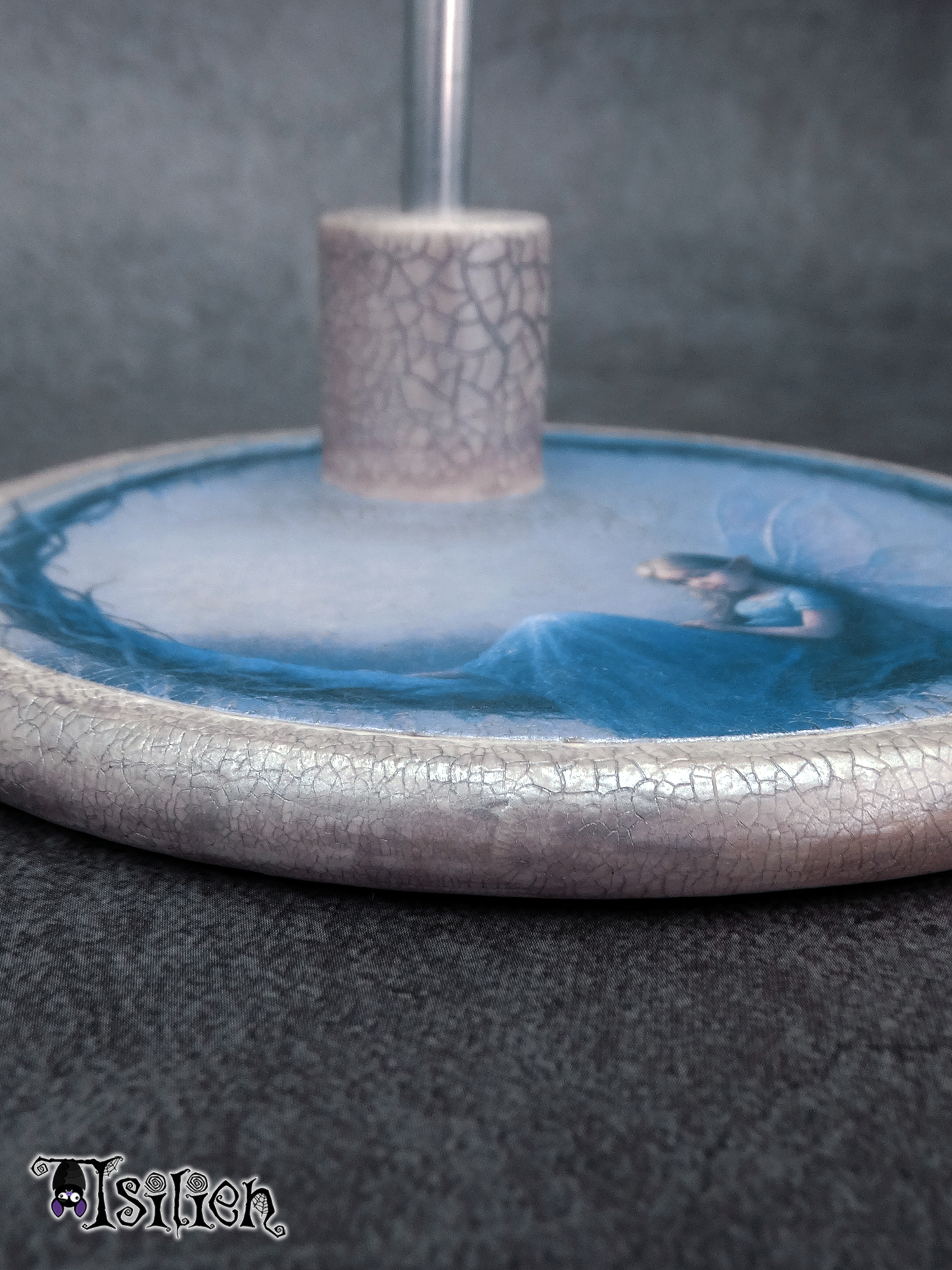 Peana de madera para muñecas Blythe (y muñecas similares, escala 1/6), con ilustración de hada del invierno. Con efecto envejecido y plata metalizado.