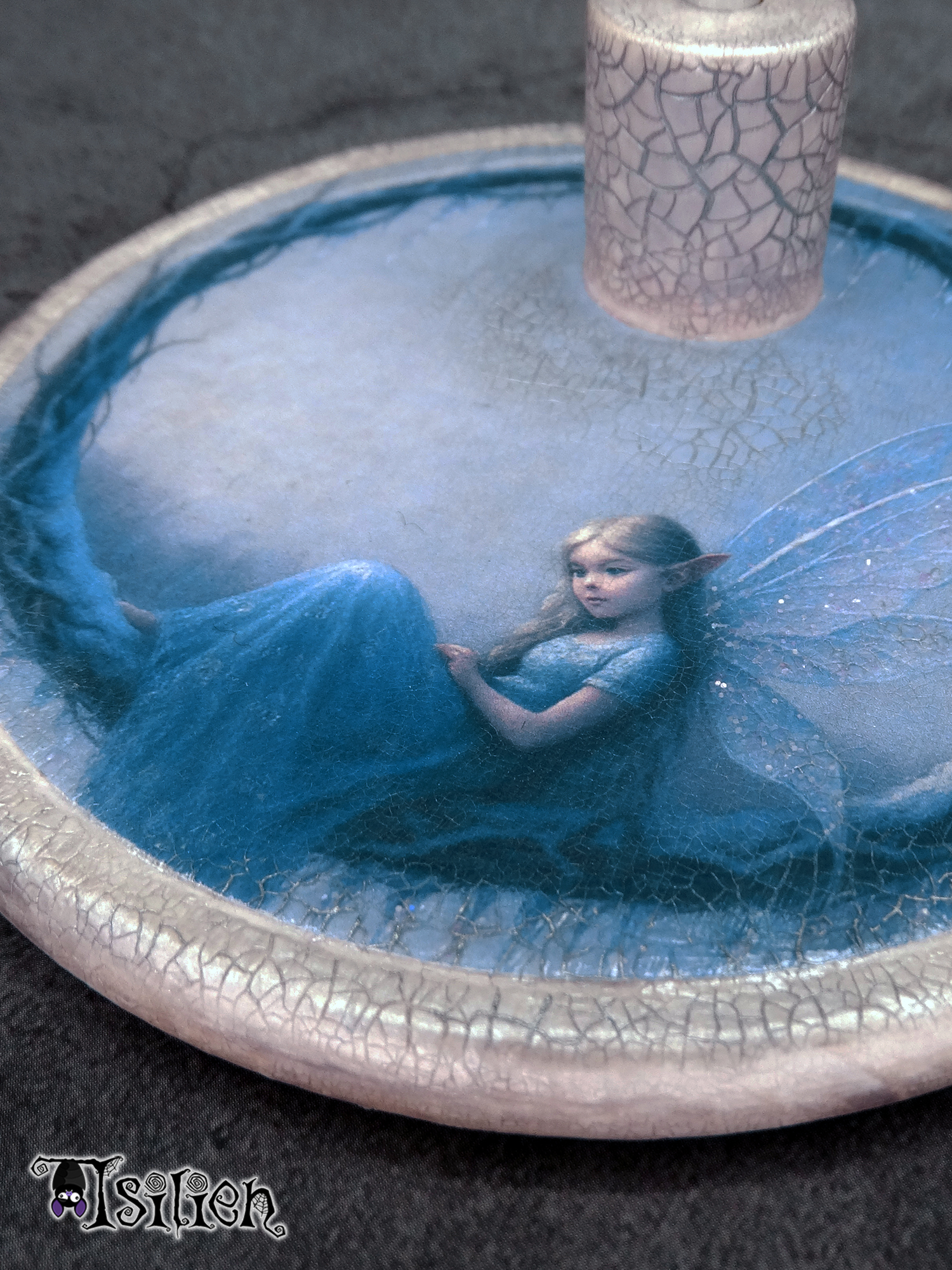 Peana de madera para muñecas Blythe (y muñecas similares, escala 1/6), con ilustración de hada del invierno. Con efecto envejecido y plata metalizado.