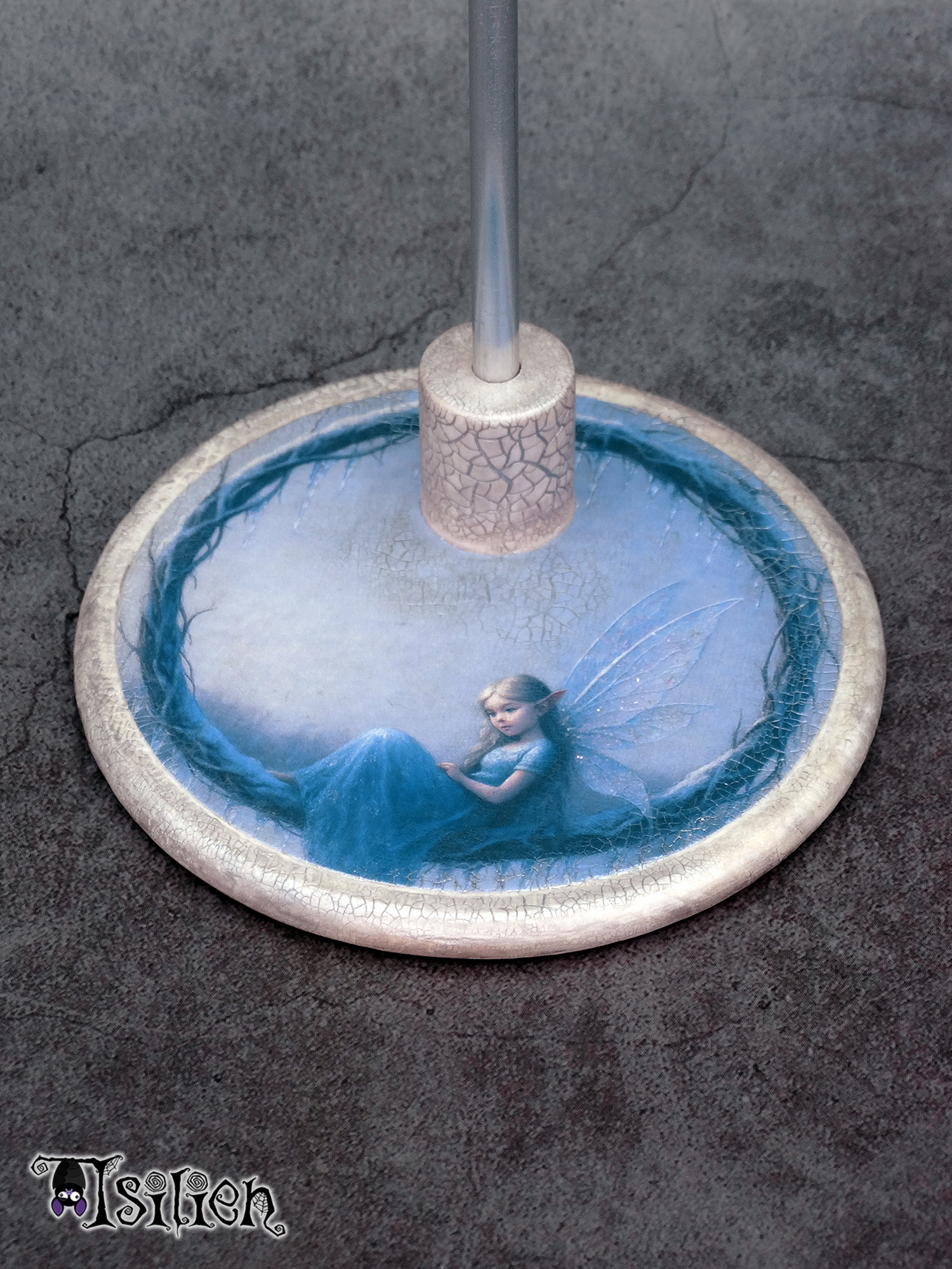 Peana de madera para muñecas Blythe (y muñecas similares, escala 1/6), con ilustración de hada del invierno. Con efecto envejecido y plata metalizado.