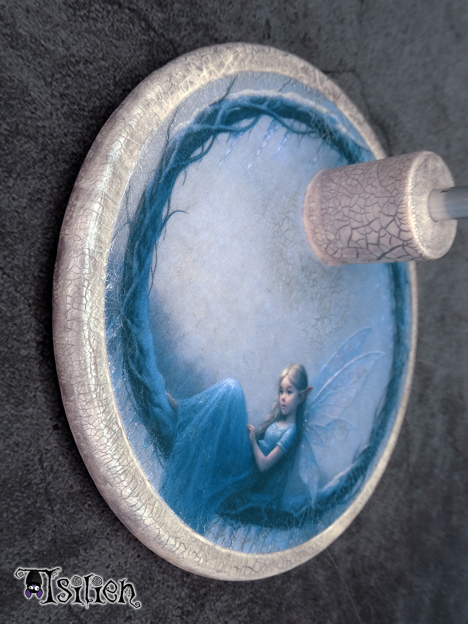 Peana de madera para muñecas Blythe (y muñecas similares, escala 1/6), con ilustración de hada del invierno. Con efecto envejecido y plata metalizado.