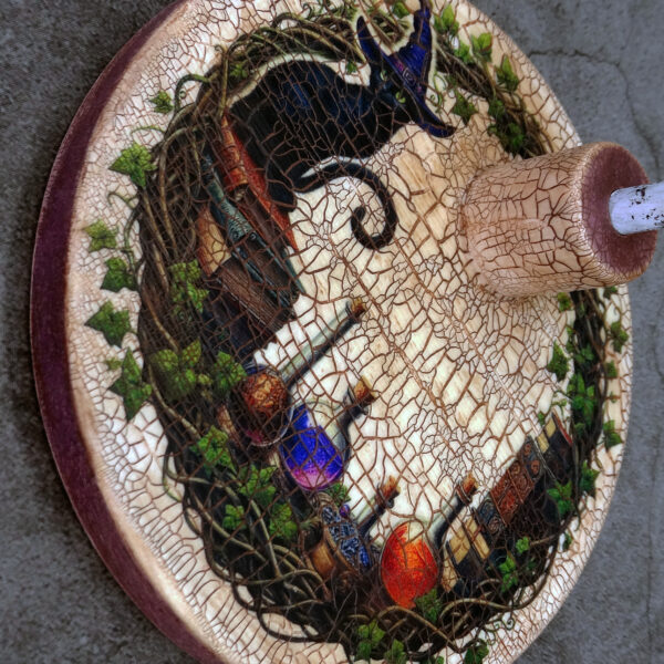 Peana de madera para muñecas Blythe (y muñecas similares, escala 1/6), con ilustración de gato negro con sombrero de bruja. Con efecto envejecido.
