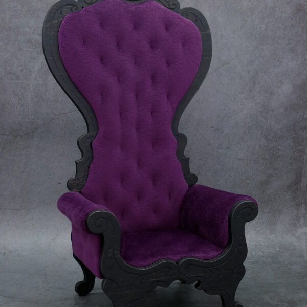 Trono gótico de madera para Blythe y muñecas a escala 1:6. Diseño exclusivo de Isilien. Hecho y pintado a mano. Acolchado y tapizado con suave terciopelo de color morado. La luna brilla en la oscuridad tras exponerla a la luz del sol. Perfecto para dioramas y fotografía de muñecas.