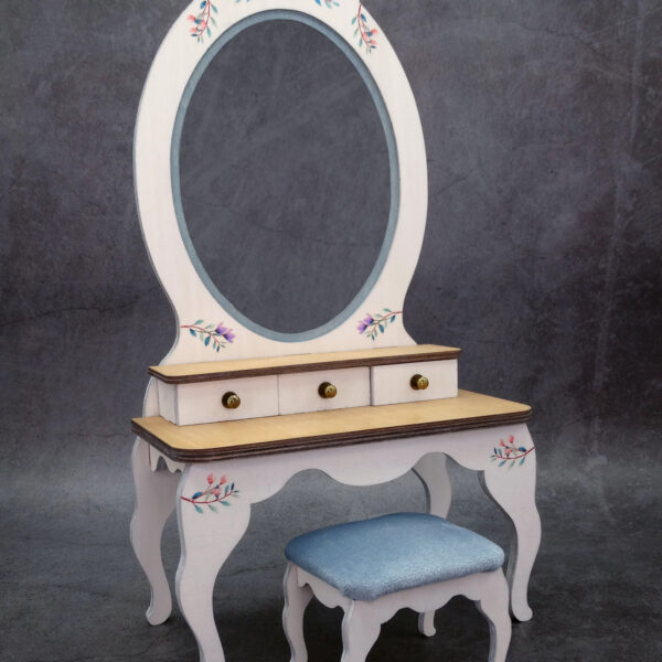 Tocador de madera para Blythe y muñecas a escala 1:6. Estilo vintage, shabby chic. Diseño exclusivo de Isilien. Hecho y pintado a mano. Taburete colchado y tapizado con suave terciopelo de color turquesa pastel. Perfectos para dioramas y fotografía de muñecas.