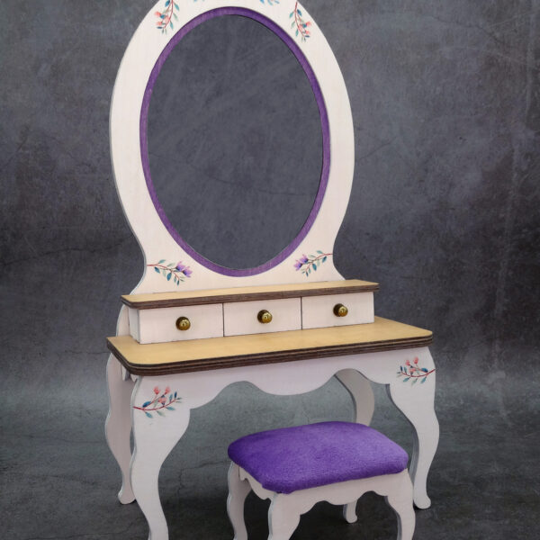 Tocador de madera para Blythe y muñecas a escala 1:6. Estilo vintage, shabby chic. Diseño exclusivo de Isilien. Hecho y pintado a mano. Taburete colchado y tapizado con suave terciopelo de color morado claro. Perfectos para dioramas y fotografía de muñecas.