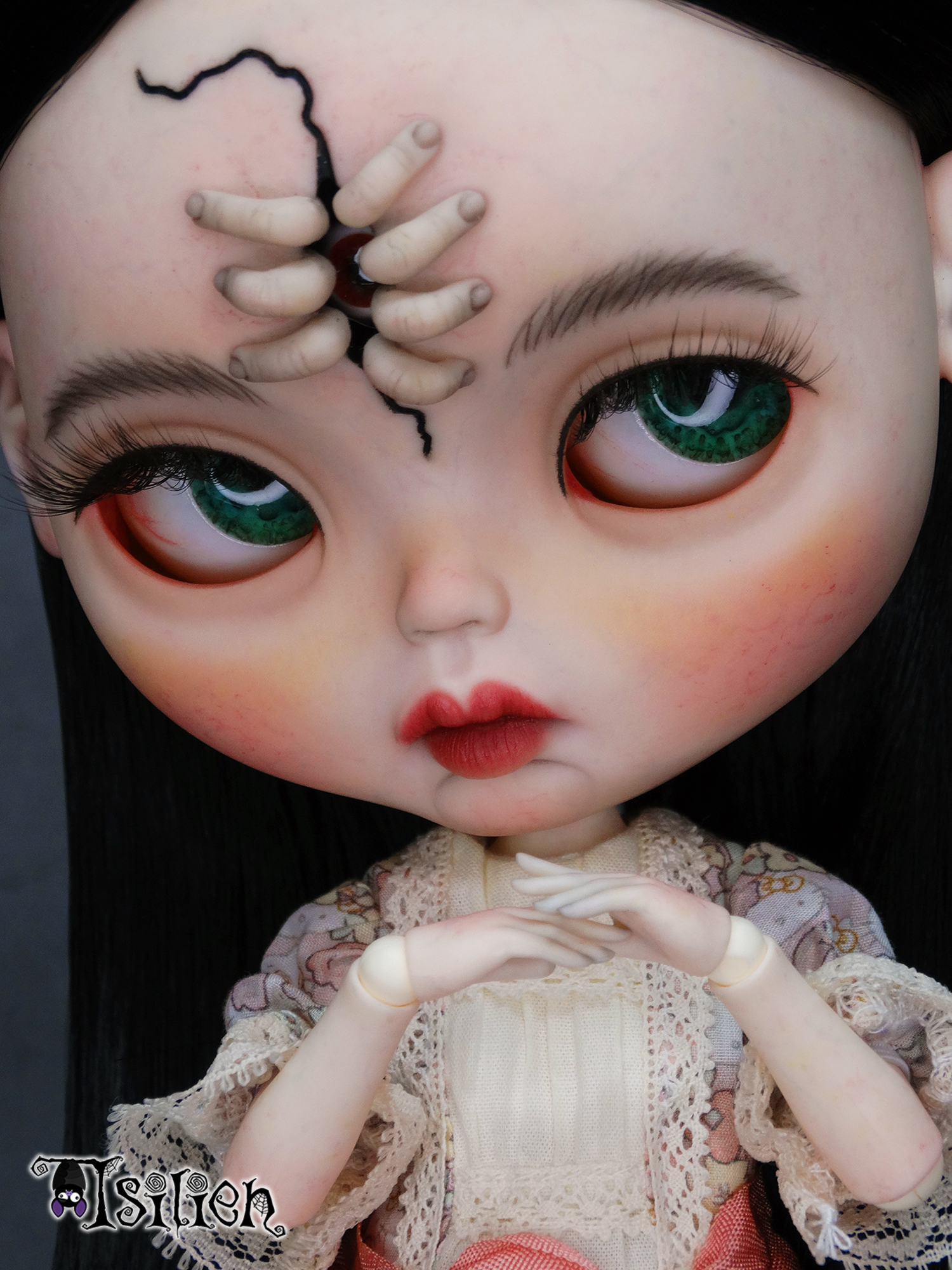 Amara, muñeca Blythe custom de aspecto siniestro y dulce, con pelo negro, vestido vintage y gorrito con orejas de conejo. Unos dedos abren una grieta en su frente, dejando ver un misterioso ojo.