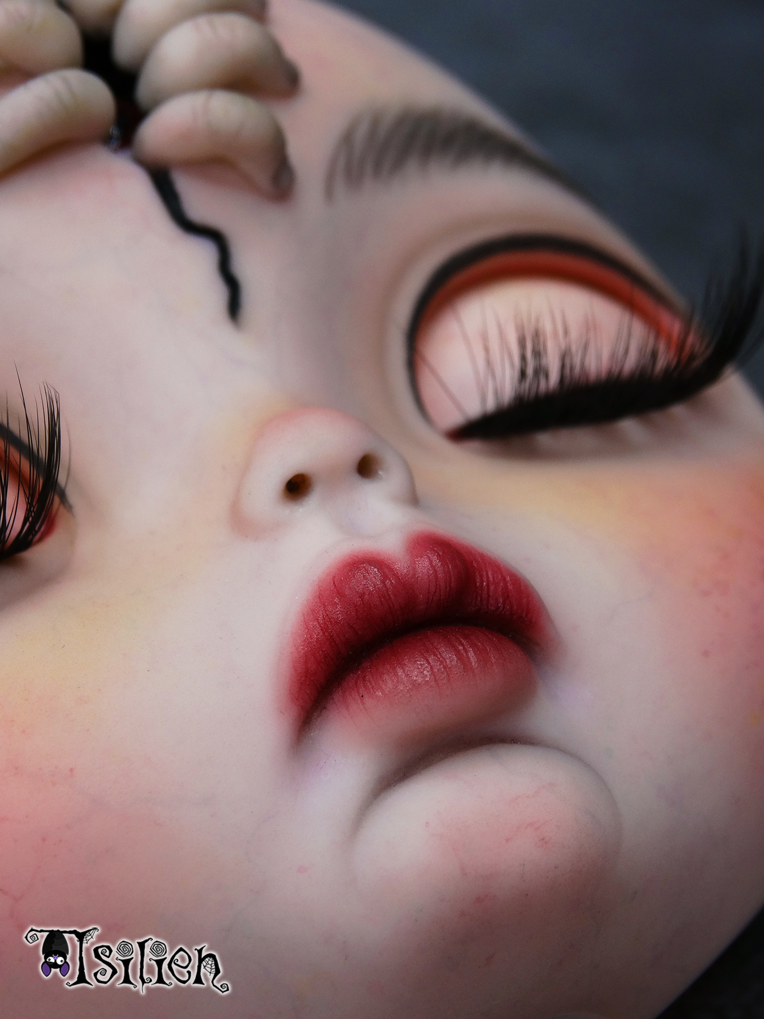 Amara, muñeca Blythe custom de aspecto siniestro y dulce, con pelo negro, vestido vintage y gorrito con orejas de conejo. Unos dedos abren una grieta en su frente, dejando ver un misterioso ojo.